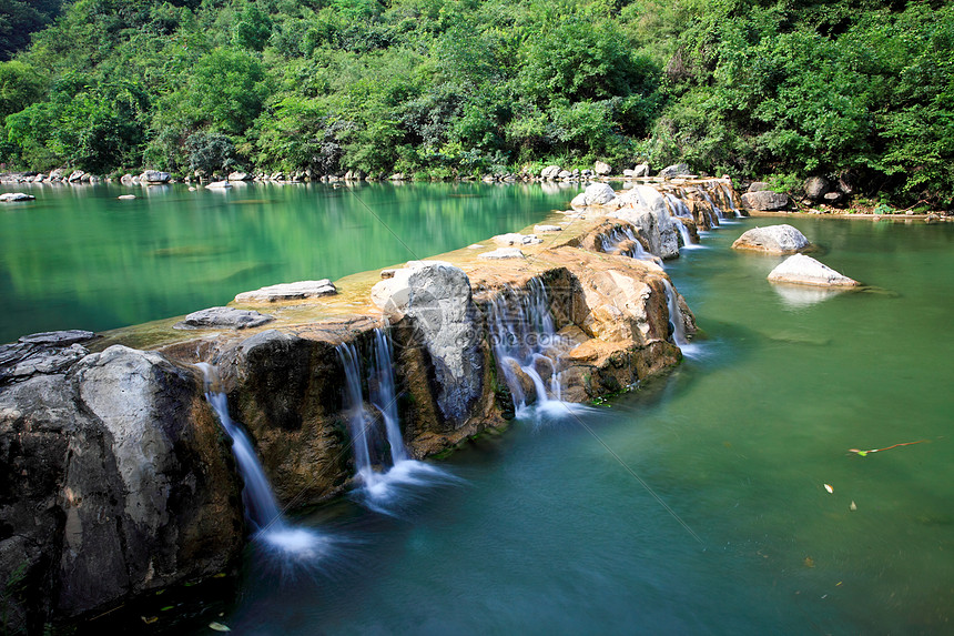 中国云台山的瀑水和级联吸引力岩石踪迹溪流地质茶点蓝色运动运泰地质学图片