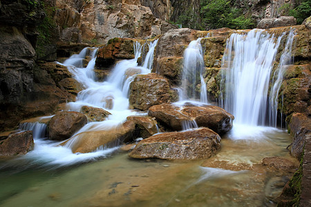中国云台山的瀑水和级联溪流吸引力运动力量岩石地质运泰旅行蓝色矿物图片
