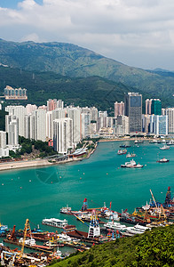 摩天大楼附近港口的多彩船只建筑蓝色爬坡建筑学风景景观海岸车辆码头海洋图片