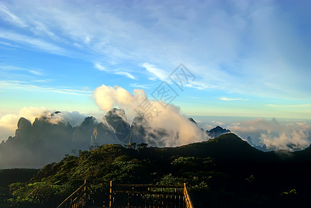 上堂山的云和烟雾岩石松树高清图片