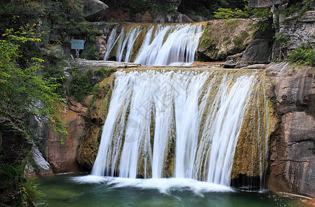 中国云台山的瀑水和级联地质溪流蓝色踪迹矿物茶点旅行瀑布岩石力量图片