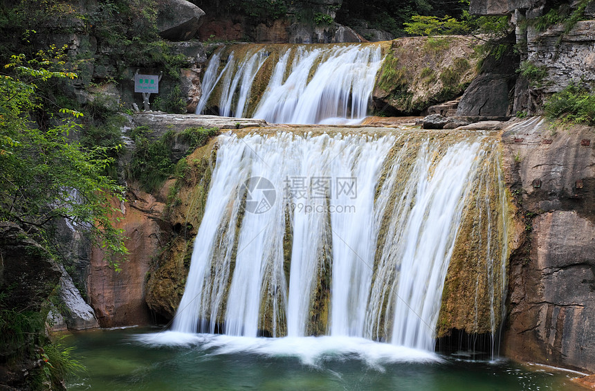 中国云台山的瀑水和级联地质溪流蓝色踪迹矿物茶点旅行瀑布岩石力量图片