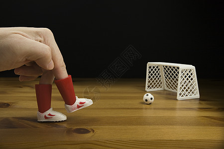 塑料足球鞋中的指头玩桌上顶部Fo影棚手指背景拍摄桌子摄影足球水平球门深色图片