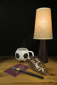 南非Zulu盾和Spear的Brish护照上桌子足球形摄影背景影棚足球杯子深色长矛马克杯图片