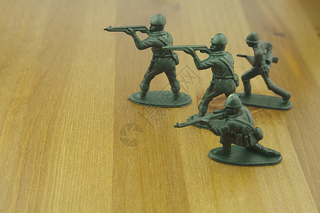近距离拍摄的塑料玩具士兵 在木质桌子上水平摄影影棚塑像塑胶图片