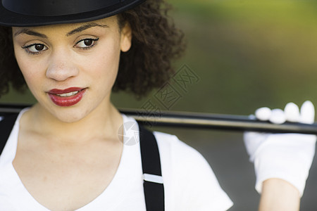 特写舞蹈者肖像肩膀个性女士黑发女孩女性公园帽子礼帽吊带裤图片