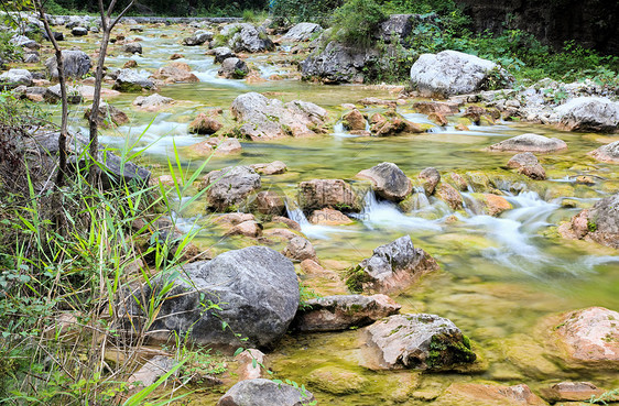 中国云台山的瀑水和级联瀑布踪迹茶点地质运动岩石蓝色旅游旅行矿物图片