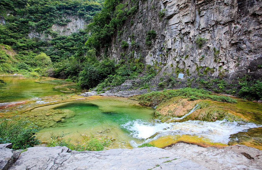 中国云台山的瀑水和级联瀑布蓝色踪迹运泰岩石地质地质学旅游吸引力矿物图片