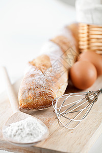 面包 面粉 鸡蛋和厨房用木板篮子烹饪玉米脆皮别针棕色桌子小麦食物图片