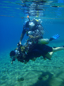 对潜水员的培训红色蓝色潜水训练图片