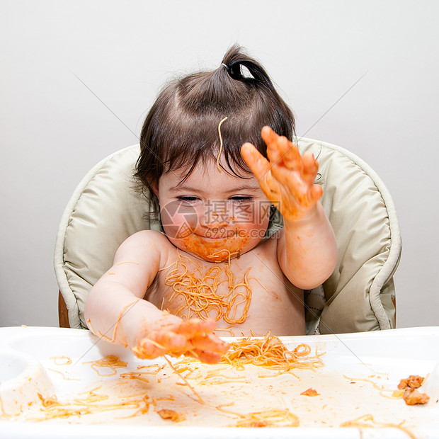 欢乐快乐的滑稽杂乱饮食者婴儿儿童乐趣女孩女性食物面条孩子图片