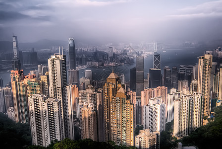 充满摩天大楼和蓝天空的戏剧性城市风景图片