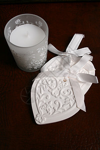 陶器心脏展示玻璃礼物概念丝带黑色绣花白色蜡烛图片