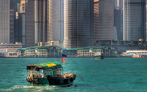 渔船在海上捕鱼场景戏剧性蓝色晴天大厦海洋血管风景海景交通图片