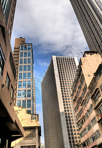 蓝天的天空骑士站在街上建筑蓝色摩天大楼住房大厦公寓景观城市财产风景图片