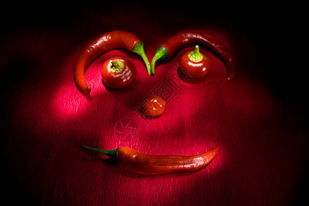 奇利脸香肠宏观烹饪美食面孔红色绿色烧伤胡椒辣椒图片