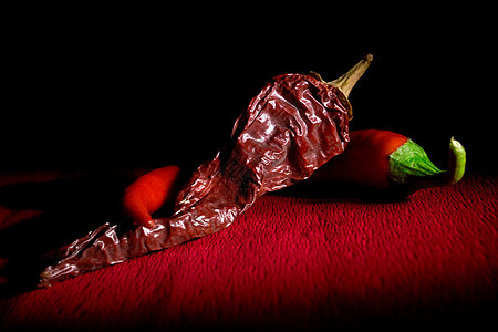 旧和新红色食物文化绿色胡椒香肠烧伤厨房美食宏观图片