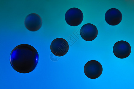 深蓝色玻璃球气泡圆形反射背景图片