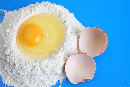 鸡蛋和面粉蛋白食物产品烘烤气泡蓝色蛋黄贝壳背景图片