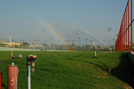 高尔夫球场彩虹灌溉推杆闲暇运动课程洒水器休闲折射爱好天空图片