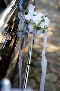 车门上的白色婚纱装饰图片