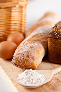 面包 面粉 鸡蛋和厨房用谷物篮子木头食物耳朵硬皮烹饪白色黄色脆皮图片