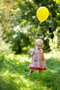 带黄色气球的小女婴裙子女孩压痛白色晴天婴儿投标细绳儿童图片