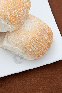两个白面包包图片