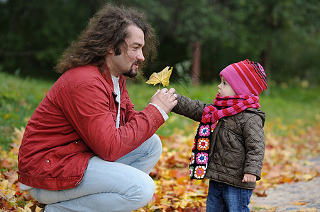 父亲和他的女儿在秋天公园家庭孩子头发夹克父母压痛围巾婴儿帽子女孩图片