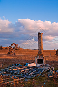 只是一个烟囱破坏乡村照片木头洗澡农村废墟图片