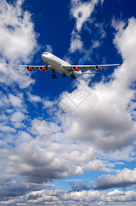 天空中的云空中旅行  飞机在蓝色的天空中飞着云雾多云力量航班齿轮商业客机白色交通翅膀运输背景