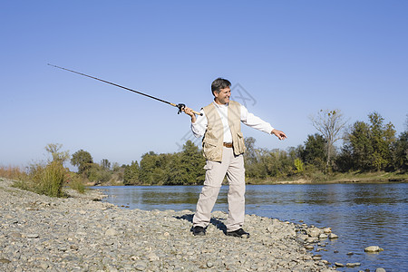 人鱼在河里捕鱼假期闲暇活力钓鱼男性男人幸福乐趣微笑孤独图片