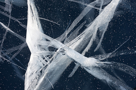 在冰层厚厚的冰层中 形成一股紧张的蜘蛛网蜘蛛反射网络温度冰镇边缘漂浮分数玻璃墙纸图片