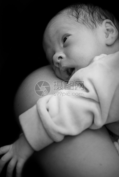 新生儿由母亲肩扛女孩拇指妈妈活力肩膀城市家庭女儿午睡分娩图片