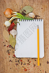 用笔记本写配香料的食谱粉末烹饪丁香美食味道蔬菜桂冠叶子辣椒菜单图片