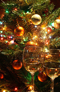 圣诞树高脚杯酒杯彩灯新年饰品背景图片