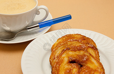 咖啡加白杯中的牛奶和棕榈糕饼时间咖啡店桌子甜点小吃杯子午餐盘子糕点餐厅图片
