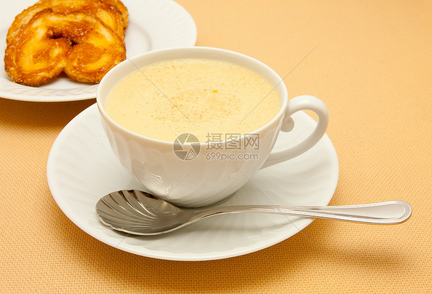 咖啡加白杯中的牛奶和棕榈糕饼陶器时间餐厅勺子桌子茶点糕点杯子面包小吃图片
