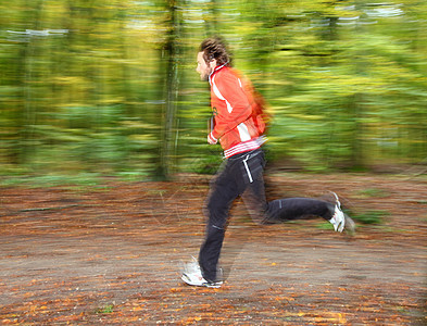 正在运行的男子训练慢跑赛跑者森林男人跑步女士活力成人踪迹图片
