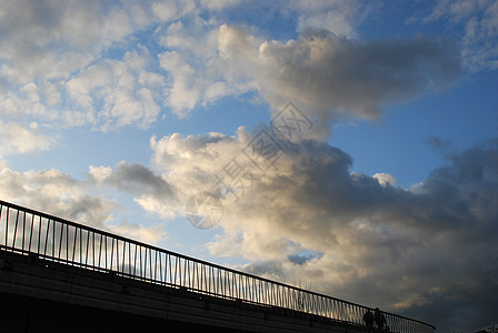 桥上云彩图片
