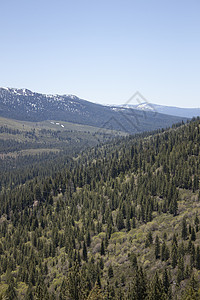 林山山脉巅峰阳光锯齿蓝色全景山峰天空爬坡远足荒野图片