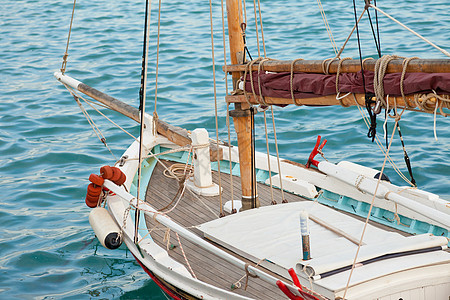 小型传统希腊帆船历史性码头血管假期钓鱼蓝色航行挡泥板绳索港口图片