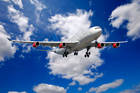 飞机和云运输航班奢华蓝色翅膀齿轮交通游客旅游航空图片