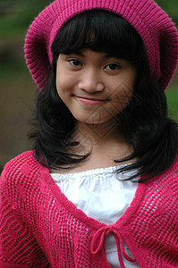 穿着粉色帽子的可爱女孩青年身体女性公园衬衫女士绿色白色数字黑色背景图片