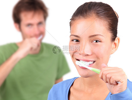 年轻夫妇一起刷牙的年青夫妇图片