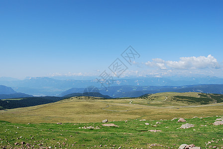 山区地貌风景阳光顶峰高地森林蓝色环境反射岩石地块图片