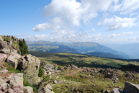 山区地貌岩石蓝色登山风景高地环境全景反射天空晴天图片