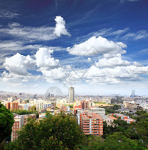 巴塞罗那市的空中观察多云办公室吸引力城市旅游椭圆形天空天线地标商业图片