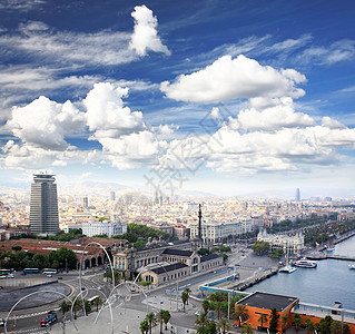 哥伦布纪念馆和巴塞罗那市中心天线景观天空建筑办公室吸引力旅游旅行椭圆形多云图片