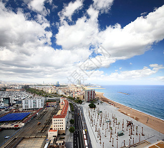 巴塞罗那市的空中观察摩天大楼天线游客旅行景观椭圆形地标多云观光旅游图片